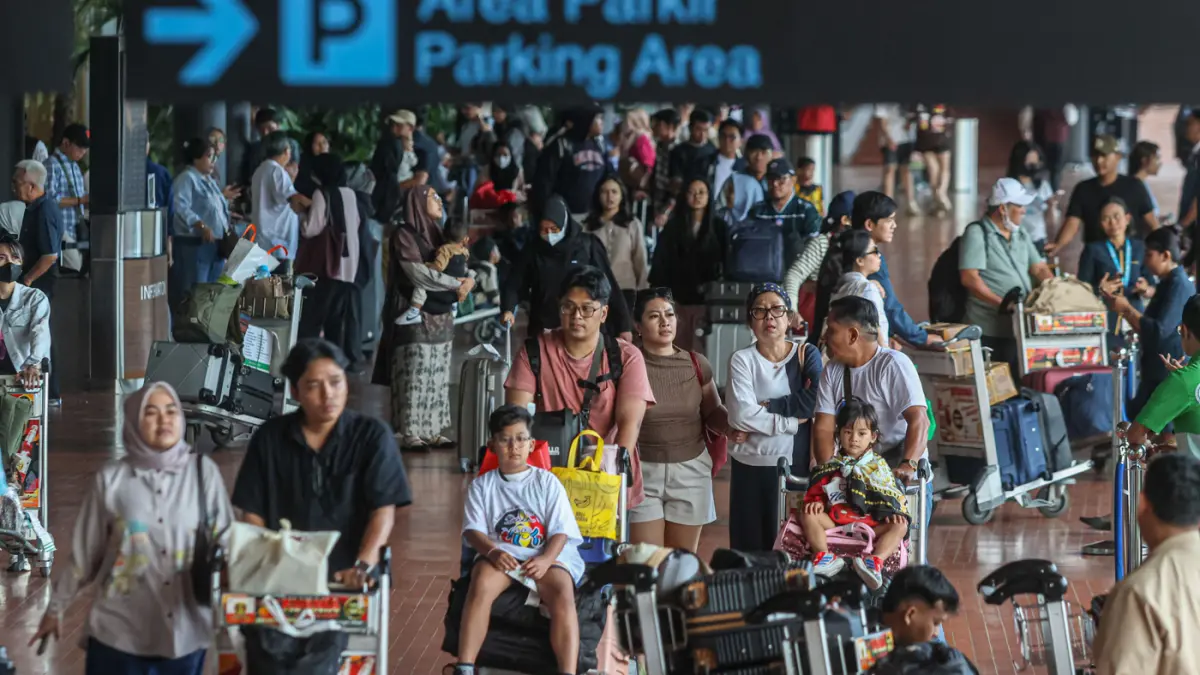 Sejumlah penumpang pesawat keluar dari Terminal 1C, Bandara Soekarno-Hatta, Tangerang, Minggu (29/03/2026). (Hanung Hambara/Jawa Pos)