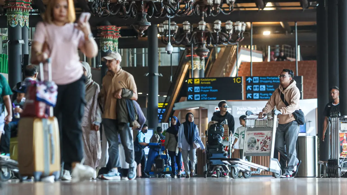 Sejumlah penumpang pesawat keluar dari Terminal 1C, Bandara Soekarno-Hatta, Tangerang, Minggu (29/03/2026). (Hanung Hambara/Jawa Pos)