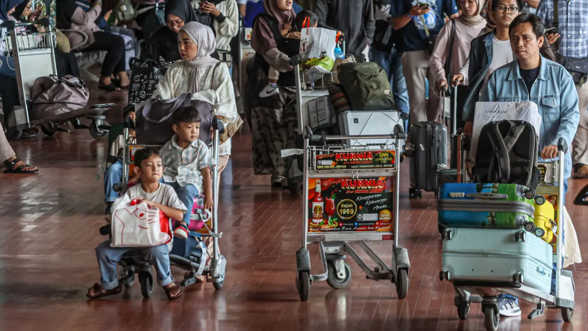 Sejumlah penumpang pesawat keluar dari Terminal 1C, Bandara Soekarno-Hatta, Tangerang, Minggu (29/03/2026). (Hanung Hambara/Jawa Pos)