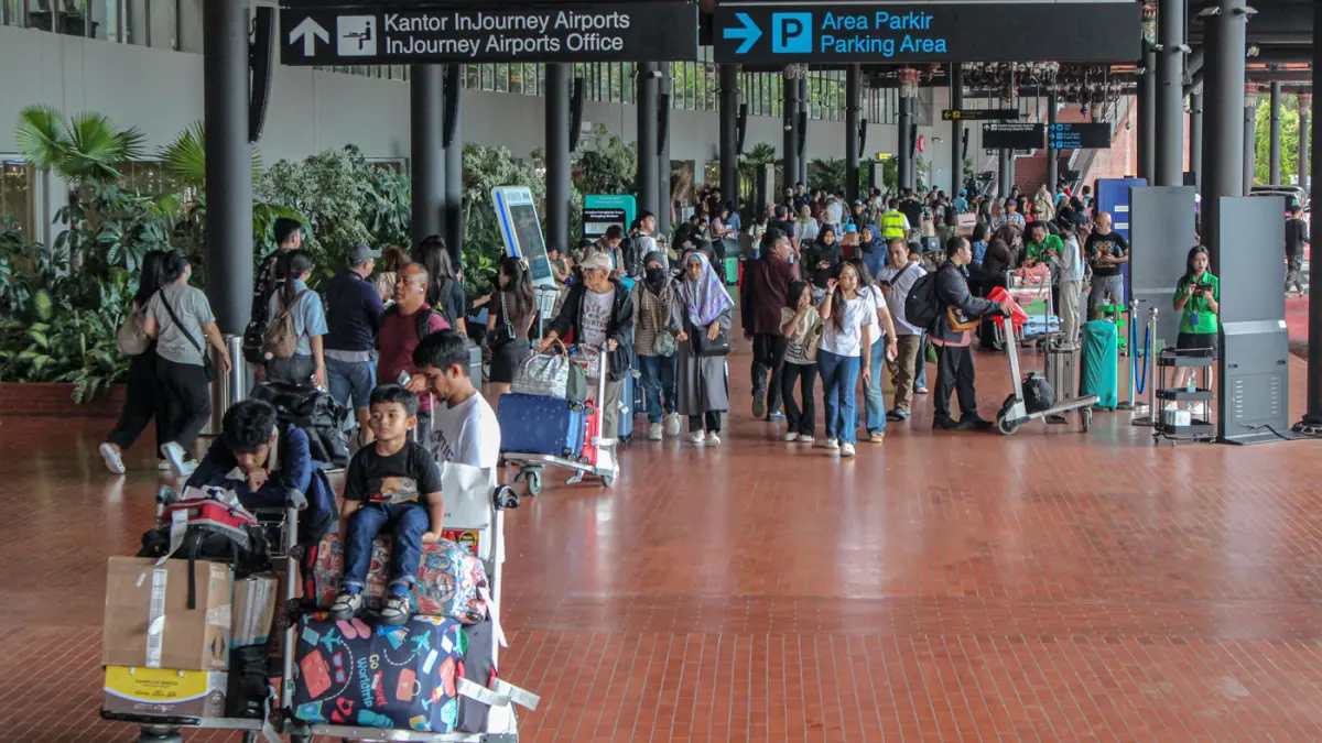 Sejumlah penumpang pesawat keluar dari Terminal 1C, Bandara Soekarno-Hatta, Tangerang, Minggu (29/03/2026). (Hanung Hambara/Jawa Pos)