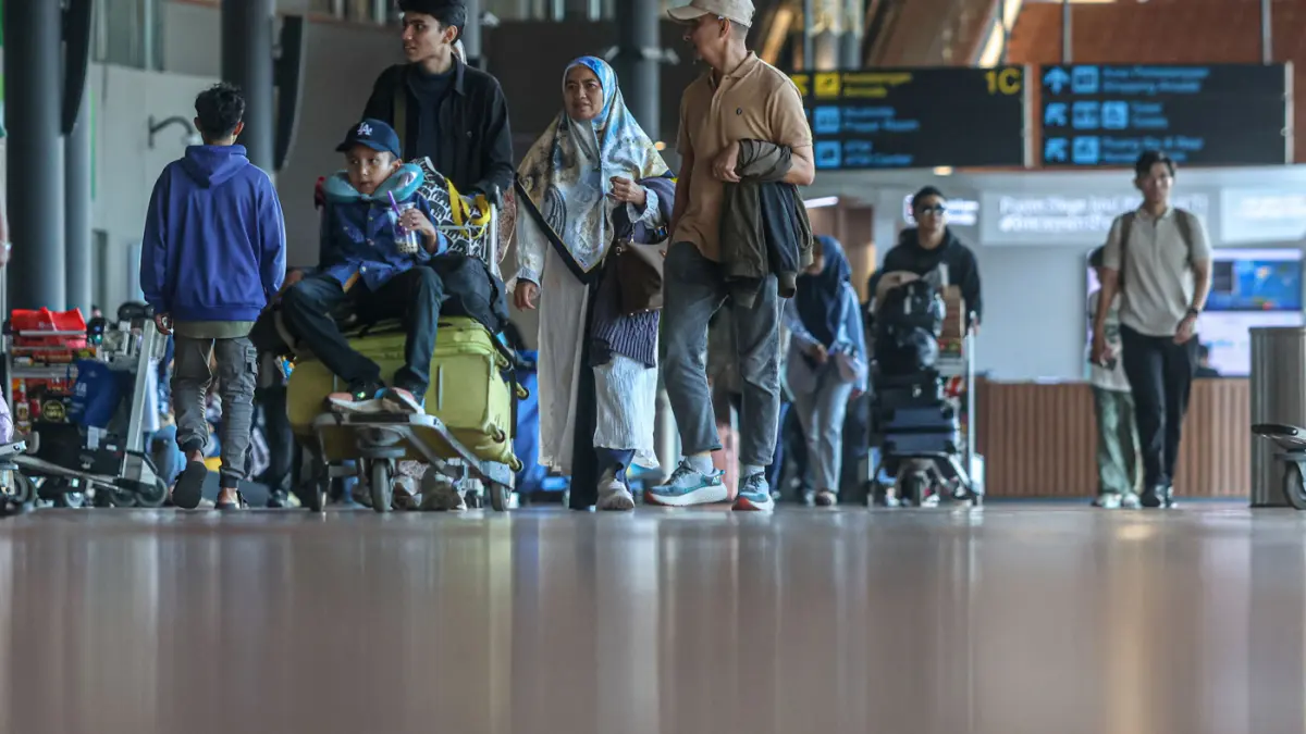 Sejumlah penumpang pesawat keluar dari Terminal 1C, Bandara Soekarno-Hatta, Tangerang, Minggu (29/03/2026). (Hanung Hambara/Jawa Pos)