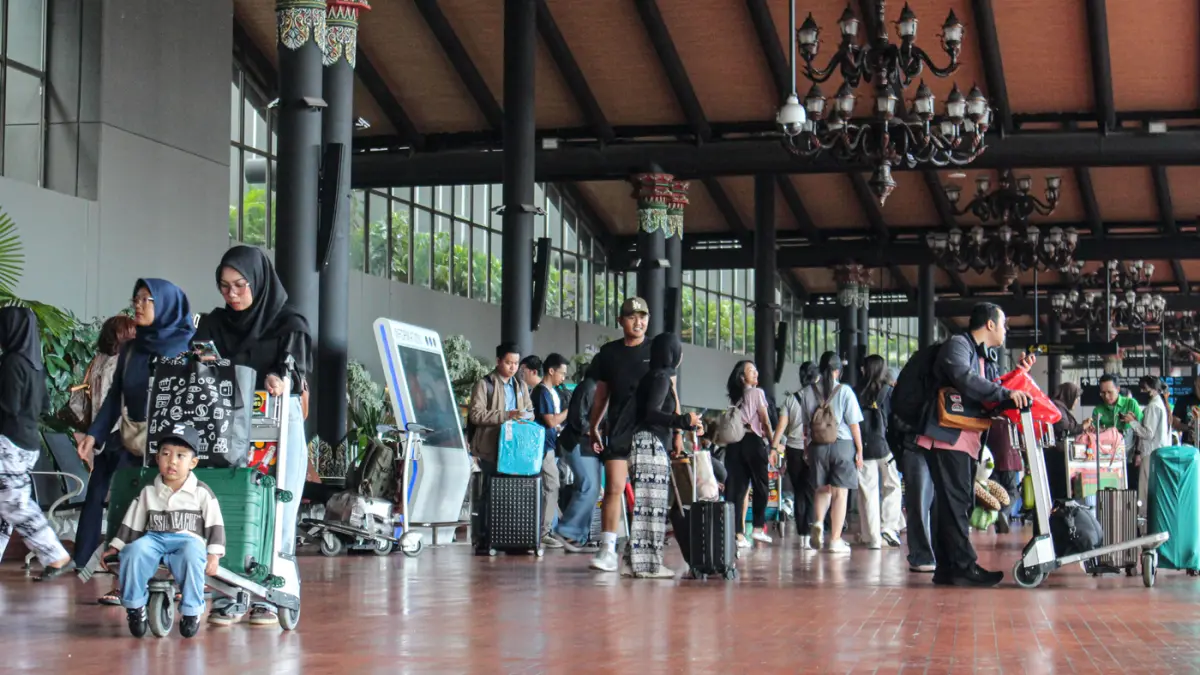 Sejumlah penumpang pesawat keluar dari Terminal 1C, Bandara Soekarno-Hatta, Tangerang, Minggu (29/03/2026). (Hanung Hambara/Jawa Pos)