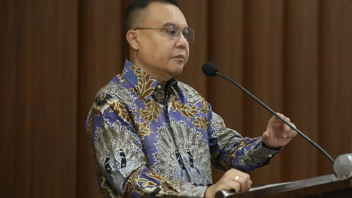 Wakil Ketua DPR Sufmi Dasco Ahmad menyampaikan keterangan pers terkait harga bahan bakar minyak (BBM) di Kompleks Parlemen, Senayan, Jakarta, Selasa (31/3/2026). (Dery Ridwansah/ JawaPos.com)