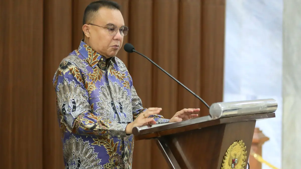 Wakil Ketua DPR Sufmi Dasco Ahmad menyampaikan keterangan pers terkait harga bahan bakar minyak (BBM) di Kompleks Parlemen, Senayan, Jakarta, Selasa (31/3/2026). (Dery Ridwansah/ JawaPos.com)