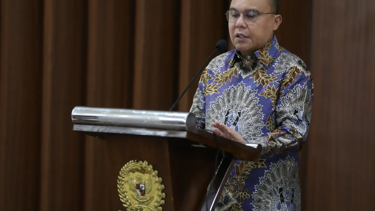 Wakil Ketua DPR Sufmi Dasco Ahmad menyampaikan keterangan pers terkait harga bahan bakar minyak (BBM) di Kompleks Parlemen, Senayan, Jakarta, Selasa (31/3/2026). (Dery Ridwansah/ JawaPos.com)