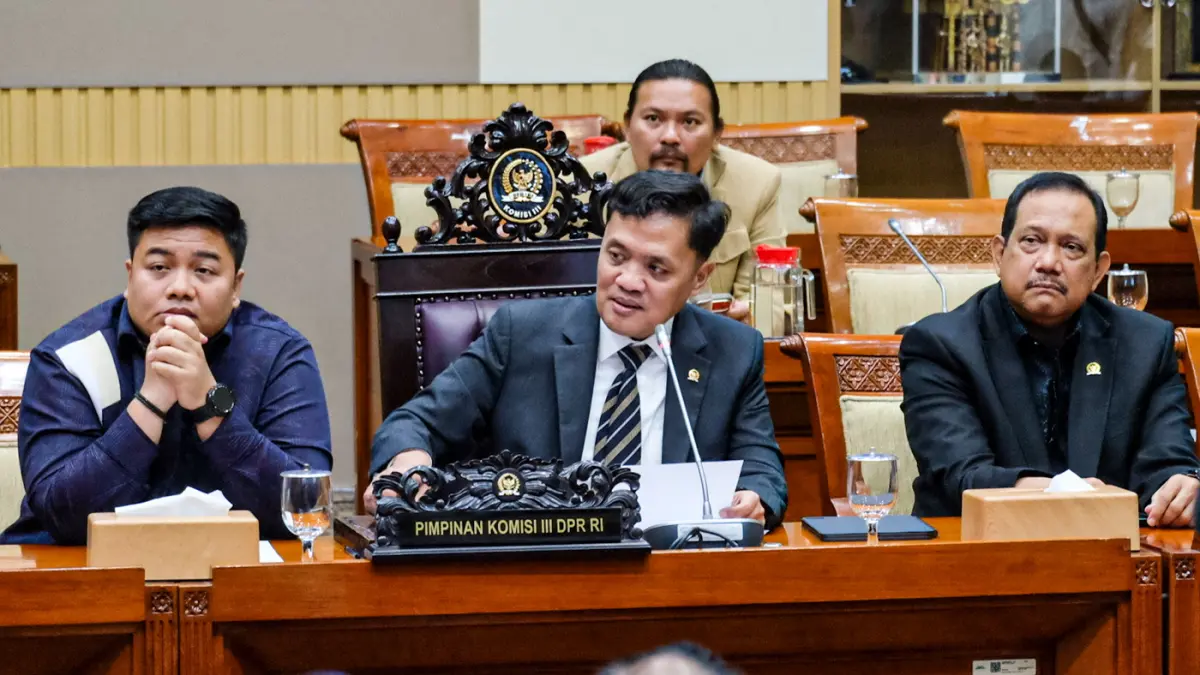 Ketua Komisi III DPR Habiburokhman memimpin Rapat Dengar Pendapat Umum (RDPU) terkait kasus videografer Amsal Christy Sitepu yang dituduh melakukan korupsi anggaran proyek video profil desa di Kompleks Parlemen, Senayan, Jakarta, Senin (30/3/2026). (Salma