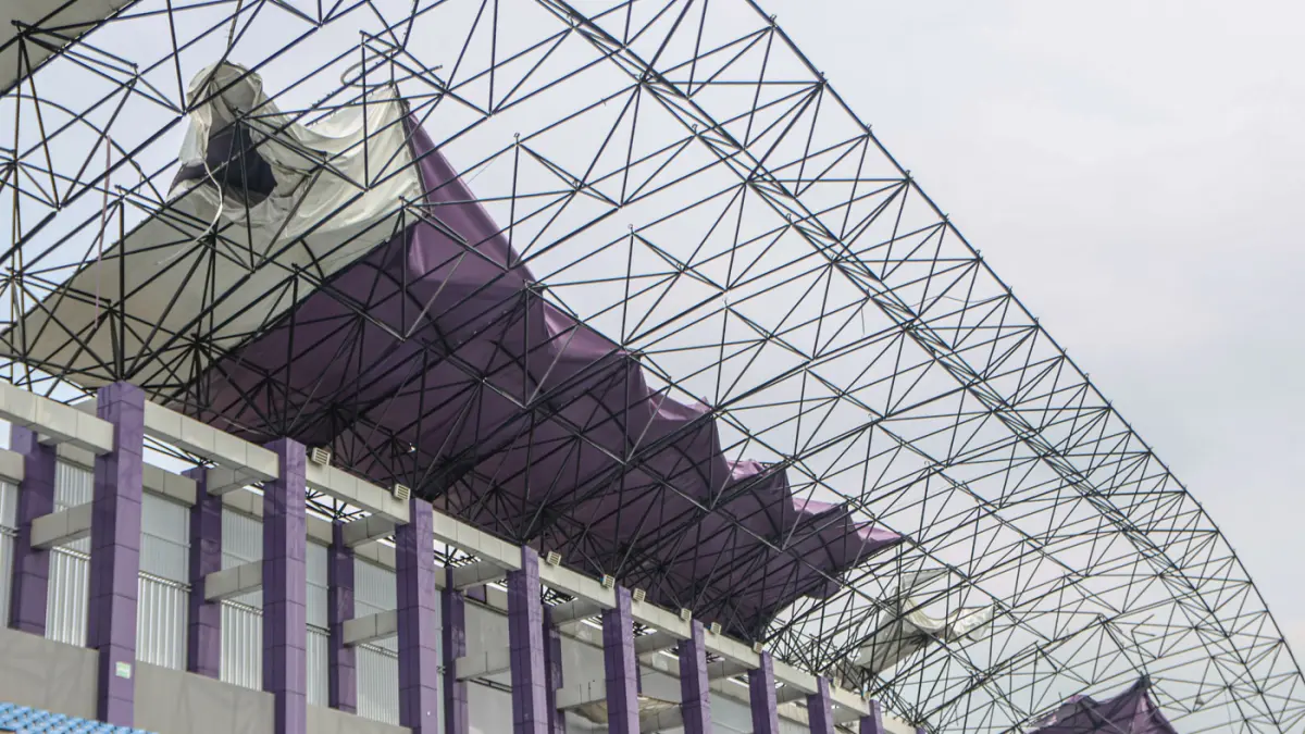 Kondisi Stadion Indomilk Arena di Kelapa Dua, Tangerang, Selasa (31/03/2026). Rusak setelah diterjang angin puting beliung pada Senin (30/03) sore. (Hanung Hambara/Jawa Pos)
