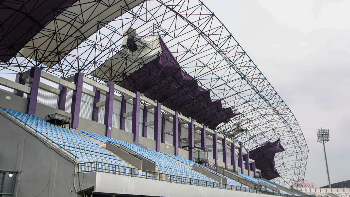 Kondisi Stadion Indomilk Arena di Kelapa Dua, Tangerang, Selasa (31/03/2026). Rusak setelah diterjang angin puting beliung pada Senin (30/03) sore. (Hanung Hambara/Jawa Pos)