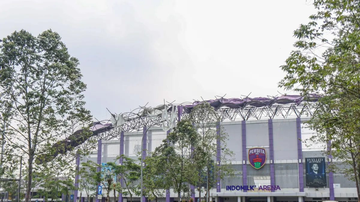 Kondisi Stadion Indomilk Arena di Kelapa Dua, Tangerang, Selasa (31/03/2026). Rusak setelah diterjang angin puting beliung pada Senin (30/03) sore. (Hanung Hambara/Jawa Pos)