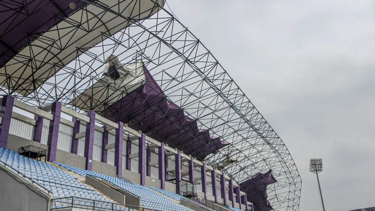Kondisi Stadion Indomilk Arena di Kelapa Dua, Tangerang, Selasa (31/03/2026). Rusak setelah diterjang angin puting beliung pada Senin (30/03) sore. (Hanung Hambara/Jawa Pos)