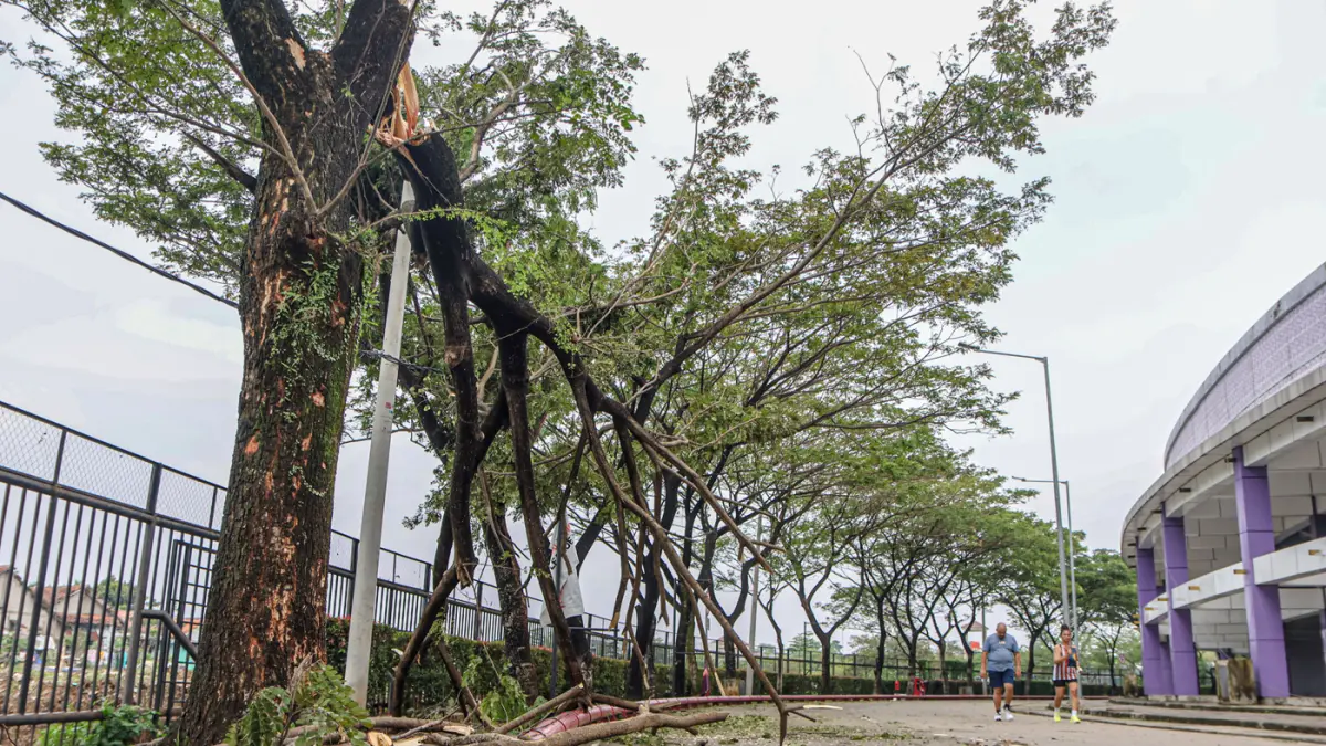 Kondisi Stadion Indomilk Arena di Kelapa Dua, Tangerang, Selasa (31/03/2026). Rusak setelah diterjang angin puting beliung pada Senin (30/03) sore. (Hanung Hambara/Jawa Pos)