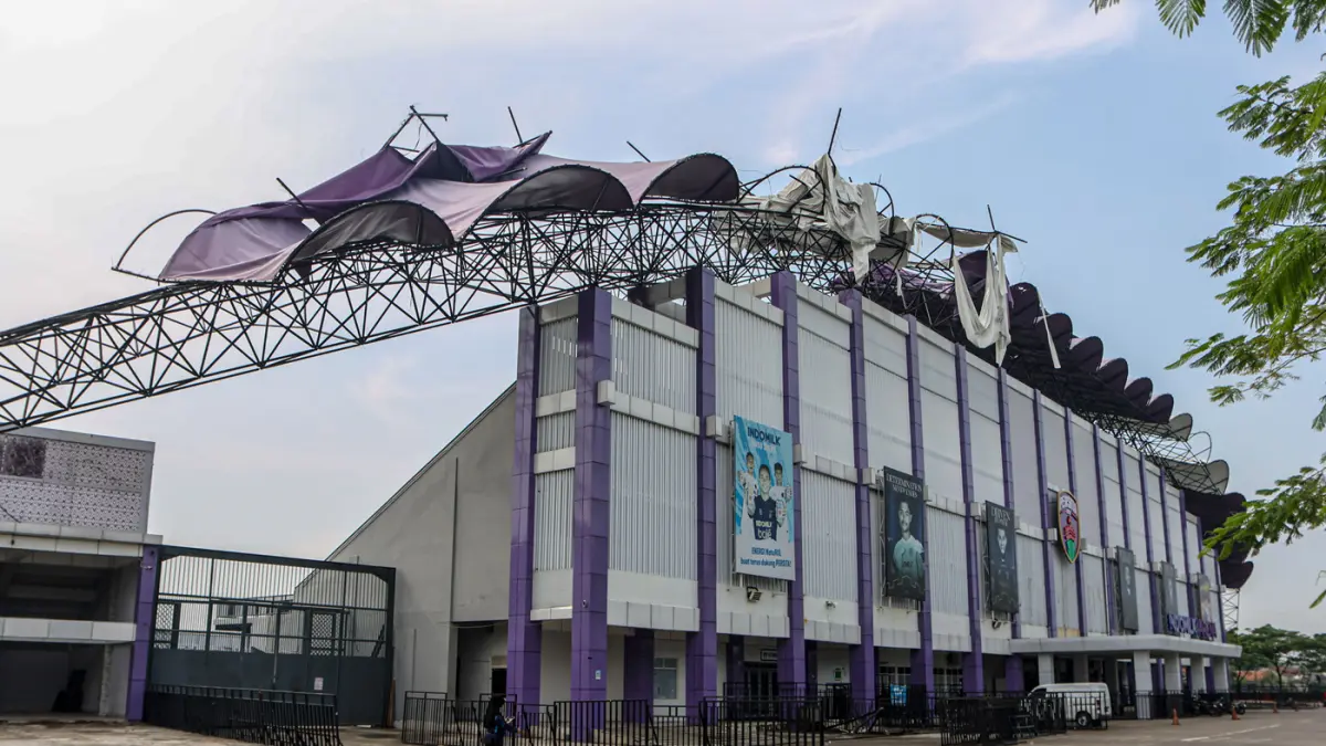Kondisi Stadion Indomilk Arena di Kelapa Dua, Tangerang, Selasa (31/03/2026). Rusak setelah diterjang angin puting beliung pada Senin (30/03) sore. (Hanung Hambara/Jawa Pos)