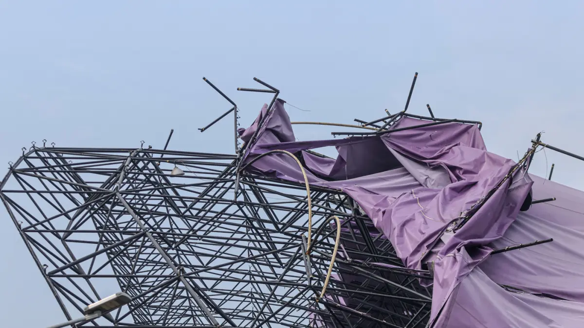 Kondisi Stadion Indomilk Arena di Kelapa Dua, Tangerang, Selasa (31/03/2026). Rusak setelah diterjang angin puting beliung pada Senin (30/03) sore. (Hanung Hambara/Jawa Pos)