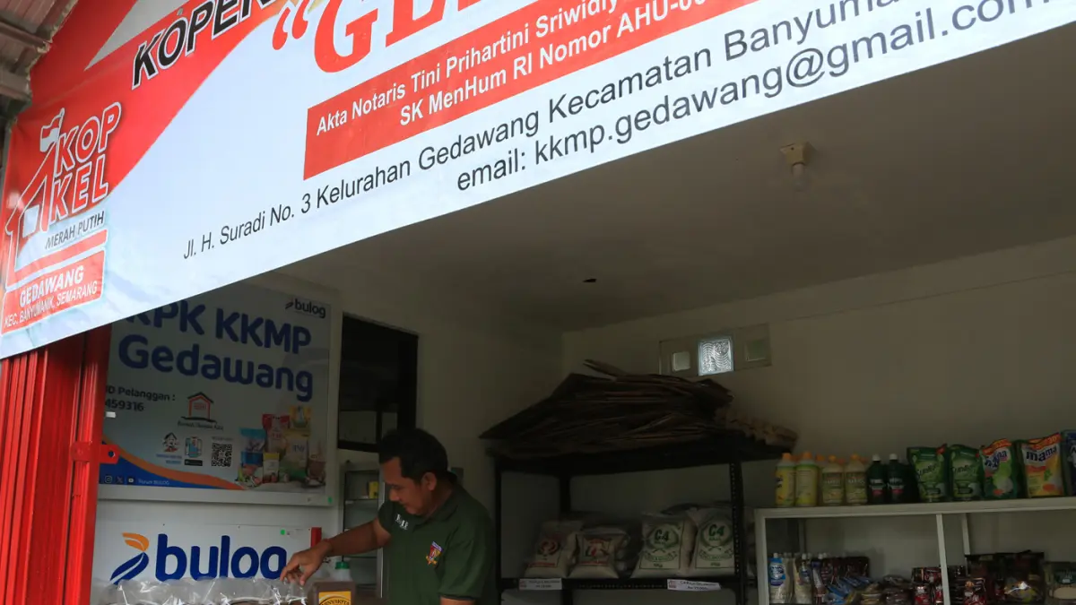 Pekerja melayani pembeli di gerai Koperasi Desa/Kelurahan Merah Putih (KDKMP) yang telah beroperasi di Gedawang, Semarang, Jawa Tengah, Selasa (31/3/2026). (Nur Chamim/Jawa Pos Radar Semarang)