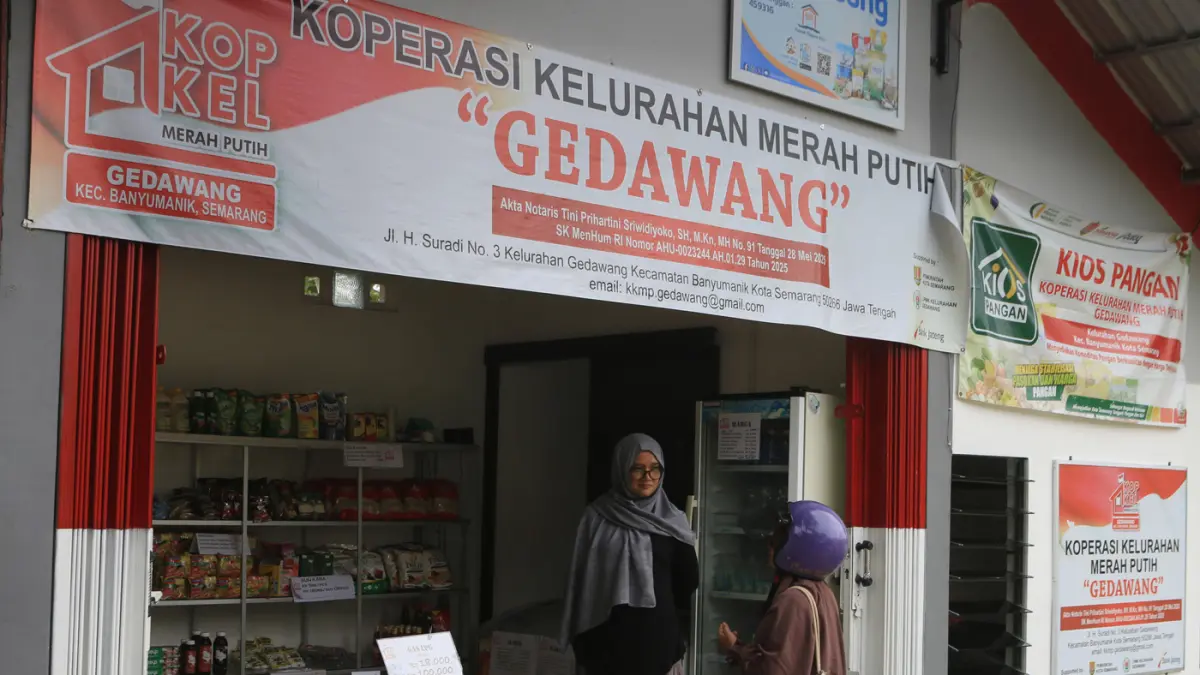 Pekerja melayani pembeli di gerai Koperasi Desa/Kelurahan Merah Putih (KDKMP) yang telah beroperasi di Gedawang, Semarang, Jawa Tengah, Selasa (31/3/2026). (Nur Chamim/Jawa Pos Radar Semarang)