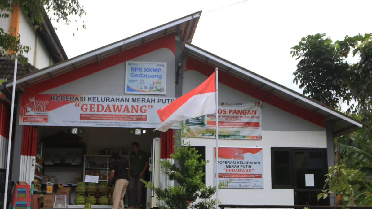Pekerja melayani pembeli di gerai Koperasi Desa/Kelurahan Merah Putih (KDKMP) yang telah beroperasi di Gedawang, Semarang, Jawa Tengah, Selasa (31/3/2026). (Nur Chamim/Jawa Pos Radar Semarang)