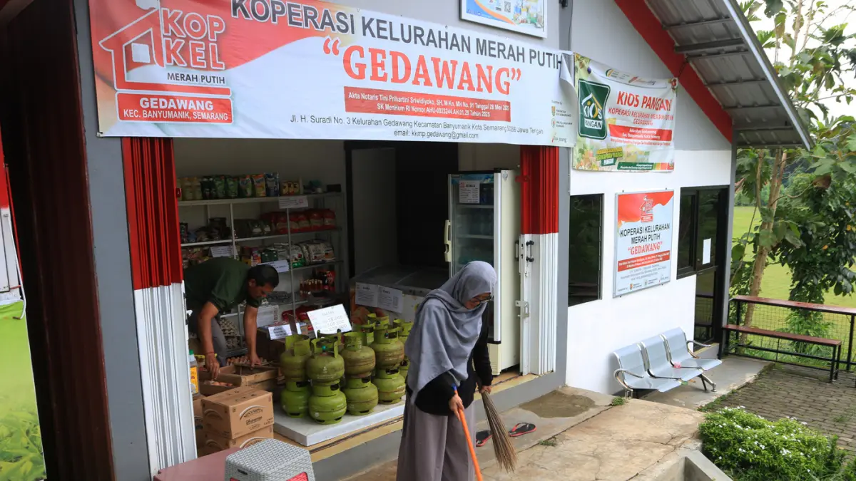Pekerja melayani pembeli di gerai Koperasi Desa/Kelurahan Merah Putih (KDKMP) yang telah beroperasi di Gedawang, Semarang, Jawa Tengah, Selasa (31/3/2026). (Nur Chamim/Jawa Pos Radar Semarang)