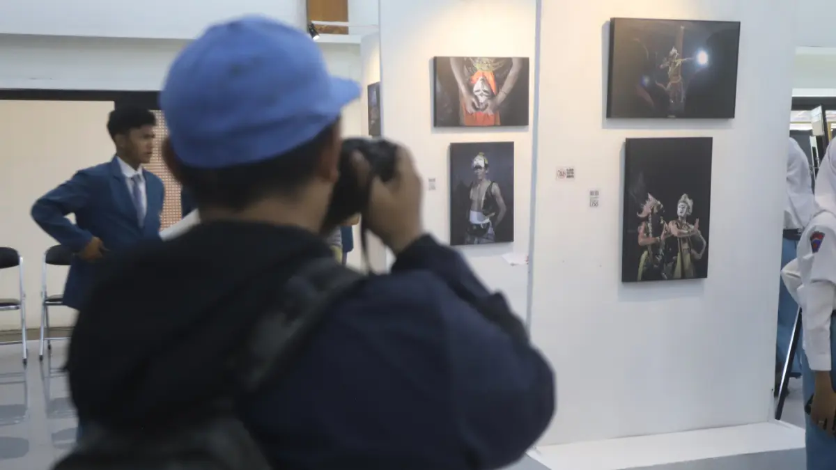 Pengunjung mengamati pameran Fotografi karya Sofan Kurniawan dan Luhur Wahyu Wijaya di Aula Terbuka Dinas Pendidikan dan Kebudayaan Kabupaten Jombang Jawa Timur, Selasa (31/3/2026).