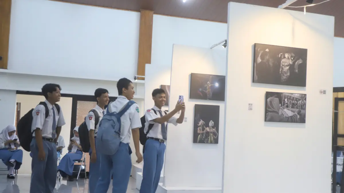 Pengunjung mengamati pameran Fotografi karya Sofan Kurniawan dan Luhur Wahyu Wijaya di Aula Terbuka Dinas Pendidikan dan Kebudayaan Kabupaten Jombang Jawa Timur, Selasa (31/3/2026).