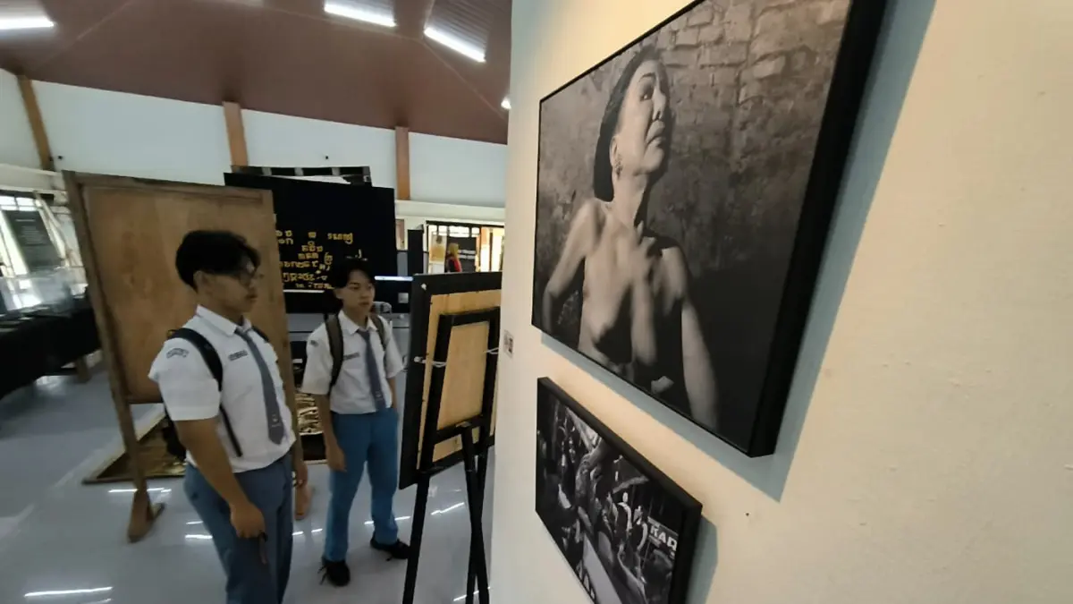 Pengunjung mengamati pameran Fotografi karya Sofan Kurniawan dan Luhur Wahyu Wijaya di Aula Terbuka Dinas Pendidikan dan Kebudayaan Kabupaten Jombang Jawa Timur, Selasa (31/3/2026).