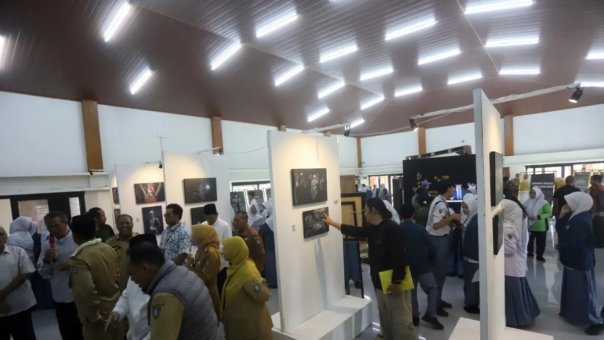 Pengunjung mengamati pameran Fotografi karya Sofan Kurniawan dan Luhur Wahyu Wijaya di Aula Terbuka Dinas Pendidikan dan Kebudayaan Kabupaten Jombang Jawa Timur, Selasa (31/3/2026).