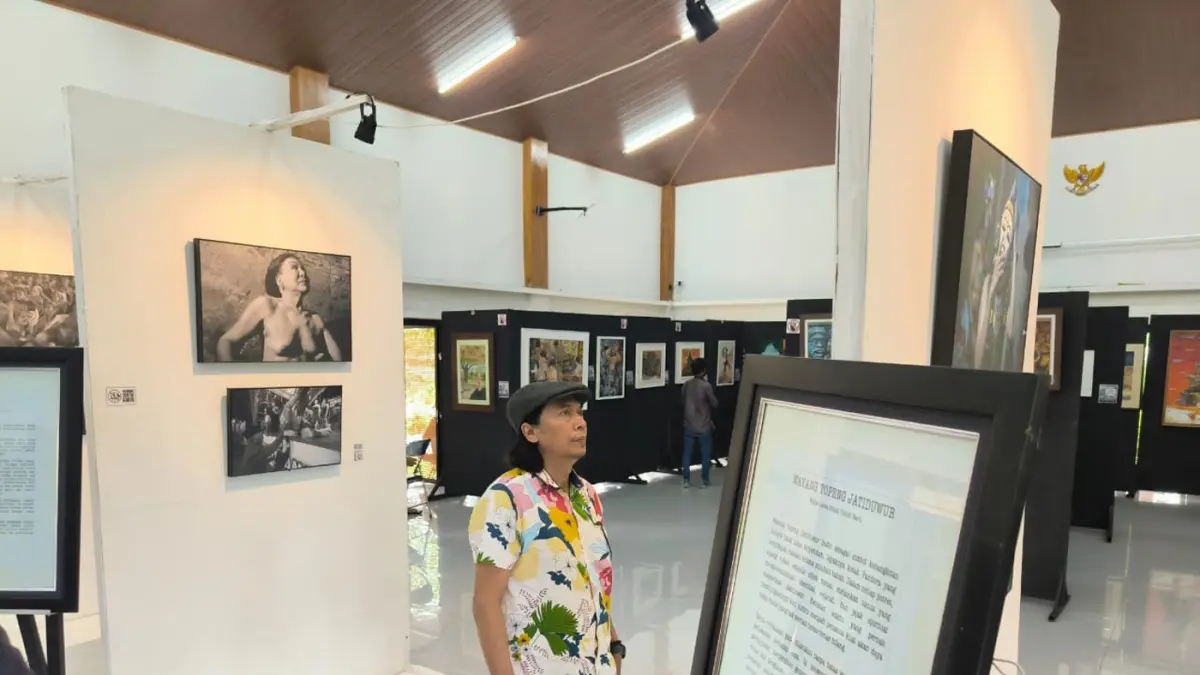 Pengunjung mengamati pameran Fotografi karya Sofan Kurniawan dan Luhur Wahyu Wijaya di Aula Terbuka Dinas Pendidikan dan Kebudayaan Kabupaten Jombang Jawa Timur, Selasa (31/3/2026).
