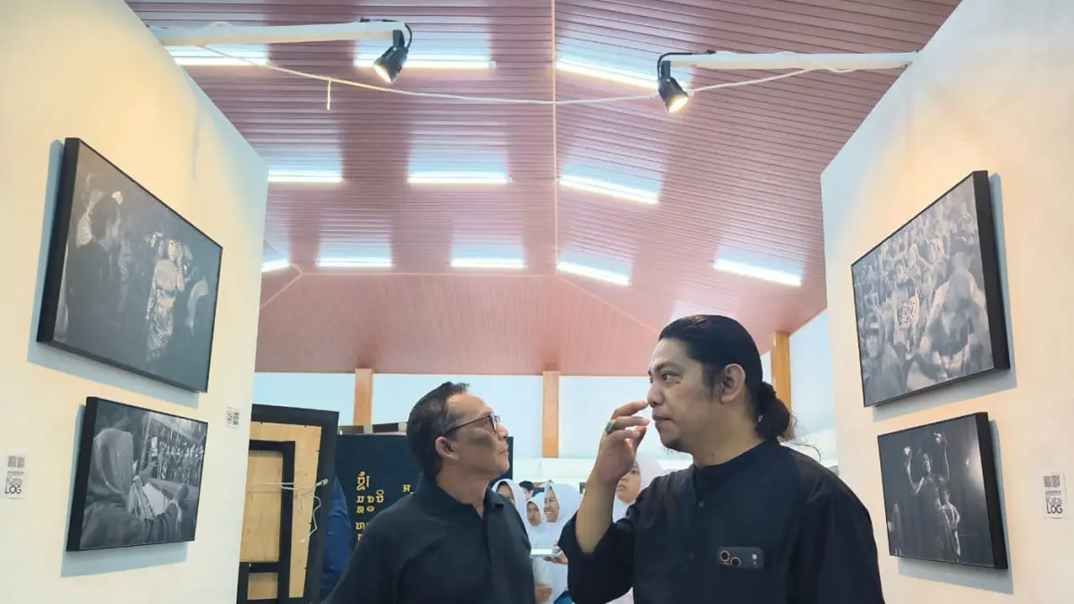 Pengunjung mengamati pameran Fotografi karya Sofan Kurniawan dan Luhur Wahyu Wijaya di Aula Terbuka Dinas Pendidikan dan Kebudayaan Kabupaten Jombang Jawa Timur, Selasa (31/3/2026).