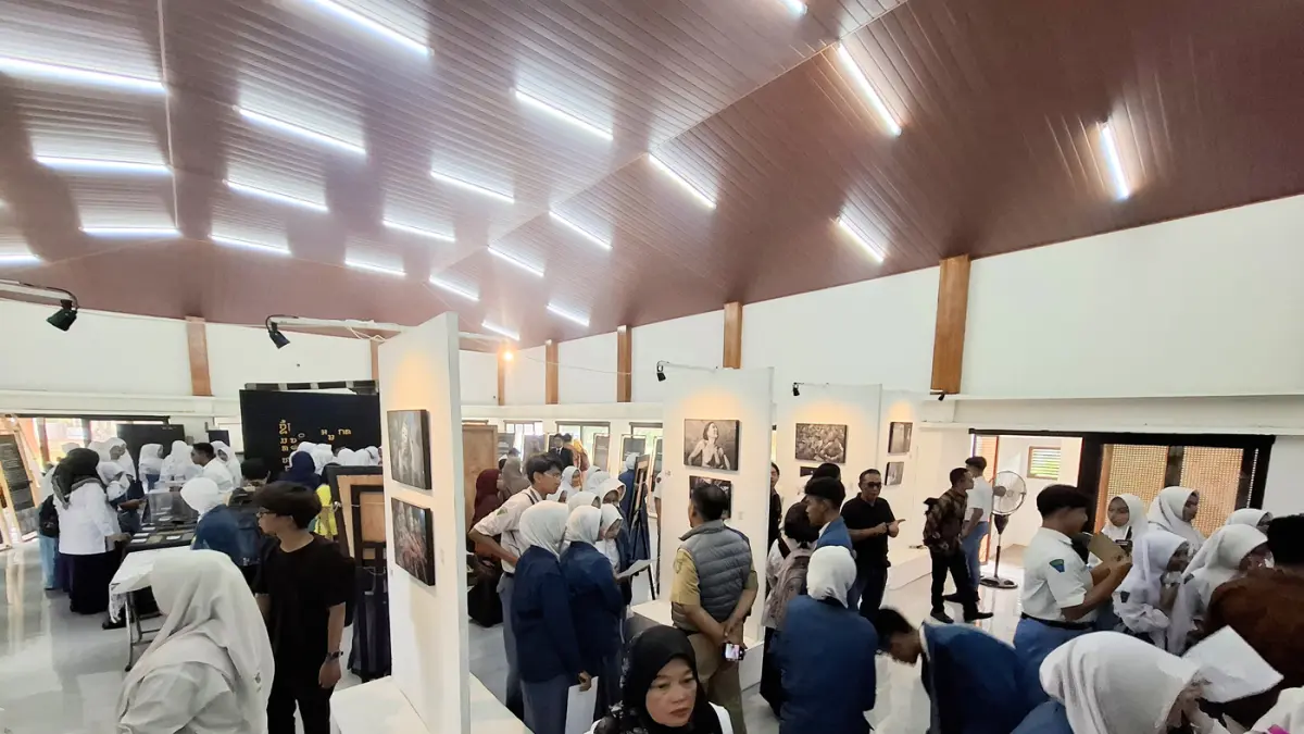 Pengunjung mengamati pameran Fotografi karya Sofan Kurniawan dan Luhur Wahyu Wijaya di Aula Terbuka Dinas Pendidikan dan Kebudayaan Kabupaten Jombang Jawa Timur, Selasa (31/3/2026).