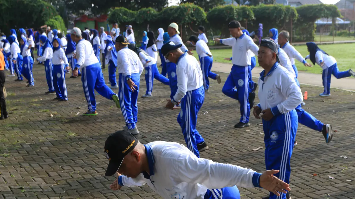 Ratusan lansia latihan dan olahraga kesehatan yang kini semakin diminati khususnya kalangan lanjut usia di Sasana Lieng Tien Kung lapangan Gaharu Kota, Semarang, Jawa Tengah, Selasa (31/3/2026). (Nur Chamim/Jawapos Radar Semarang)