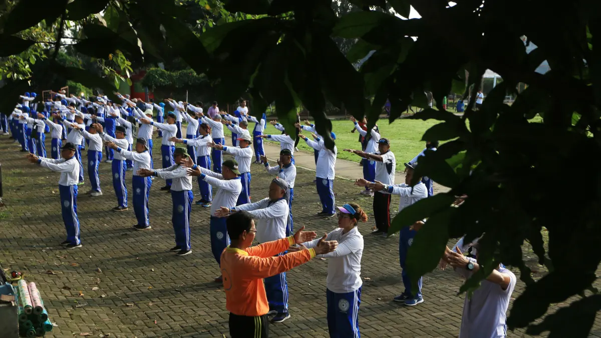 Ratusan lansia latihan dan olahraga kesehatan yang kini semakin diminati khususnya kalangan lanjut usia di Sasana Lieng Tien Kung lapangan Gaharu Kota, Semarang, Jawa Tengah, Selasa (31/3/2026). (Nur Chamim/Jawapos Radar Semarang)