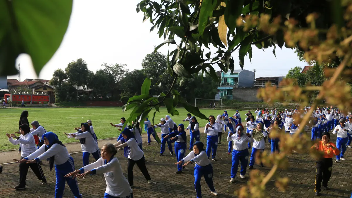 Ratusan lansia latihan dan olahraga kesehatan yang kini semakin diminati khususnya kalangan lanjut usia di Sasana Lieng Tien Kung lapangan Gaharu Kota, Semarang, Jawa Tengah, Selasa (31/3/2026). (Nur Chamim/Jawapos Radar Semarang)