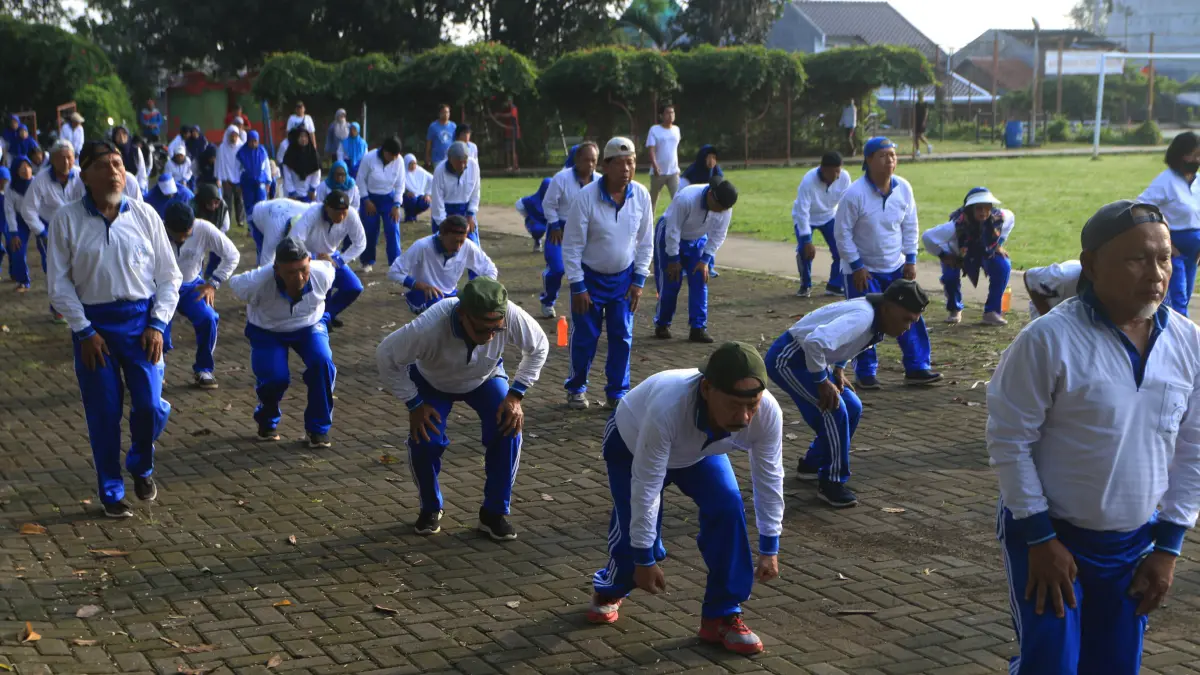 Ratusan lansia latihan dan olahraga kesehatan yang kini semakin diminati khususnya kalangan lanjut usia di Sasana Lieng Tien Kung lapangan Gaharu Kota, Semarang, Jawa Tengah, Selasa (31/3/2026). (Nur Chamim/Jawapos Radar Semarang)