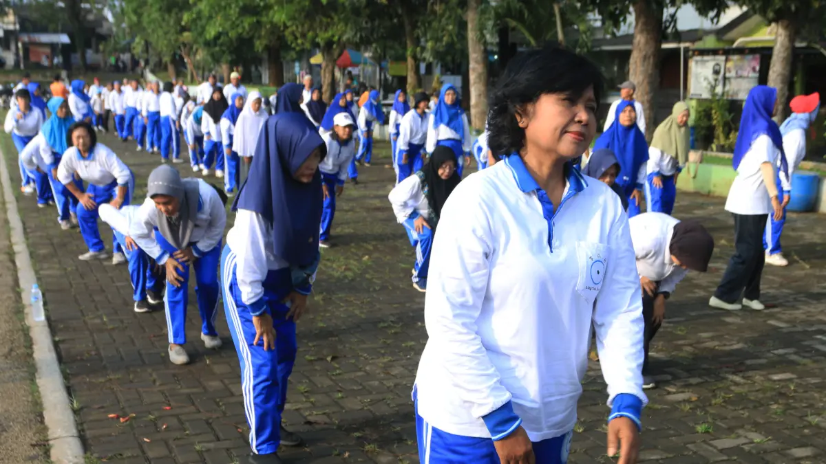 Ratusan lansia latihan dan olahraga kesehatan yang kini semakin diminati khususnya kalangan lanjut usia di Sasana Lieng Tien Kung lapangan Gaharu Kota, Semarang, Jawa Tengah, Selasa (31/3/2026). (Nur Chamim/Jawapos Radar Semarang)