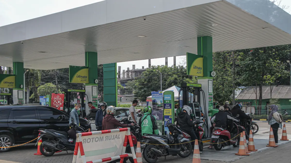 Sejumlah pengendara roda empat mengantri mengisi BBM di SPBU Swasta di Kalideres, Jakarta, Selasa (31/03/2026). (Hanung Hambara/Jawa Pos)