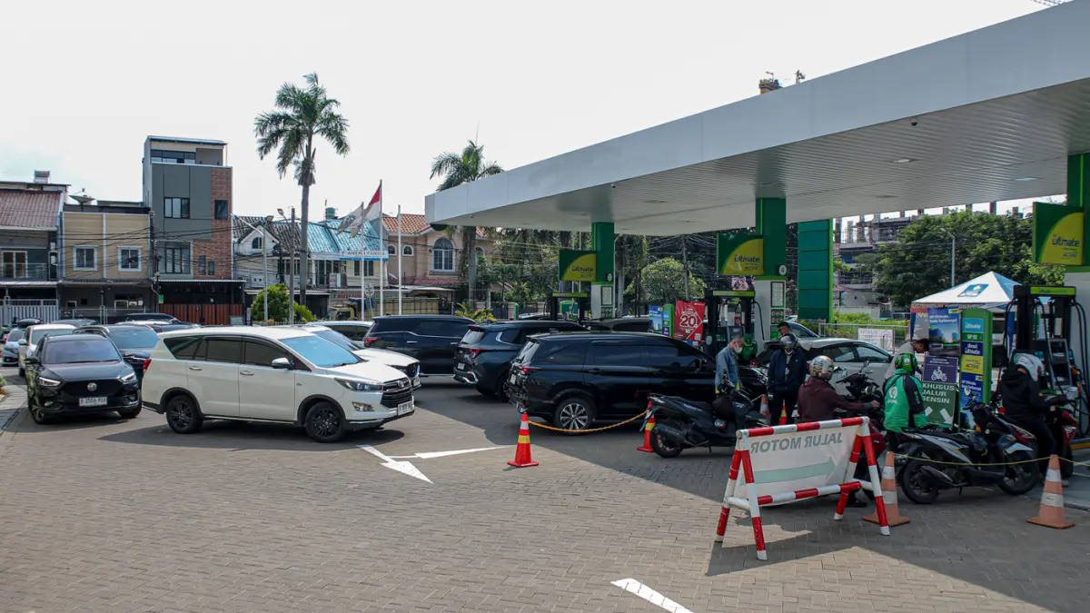 Sejumlah pengendara roda empat mengantri mengisi BBM di SPBU Swasta di Kalideres, Jakarta, Selasa (31/03/2026). (Hanung Hambara/Jawa Pos)