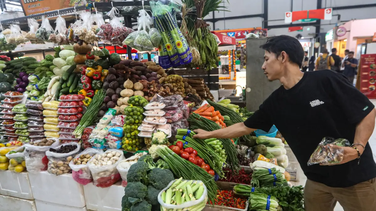 Warga berbelanja kebutuhan pokok di salah satu pasar modern di Bintaro, Tangerang Selatan, Banten, Selasa (31/3/2026). (Salman Toyibi/Jawa Pos)