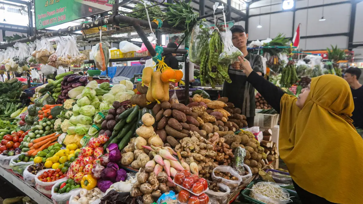 Warga berbelanja kebutuhan pokok di salah satu pasar modern di Bintaro, Tangerang Selatan, Banten, Selasa (31/3/2026). (Salman Toyibi/Jawa Pos)