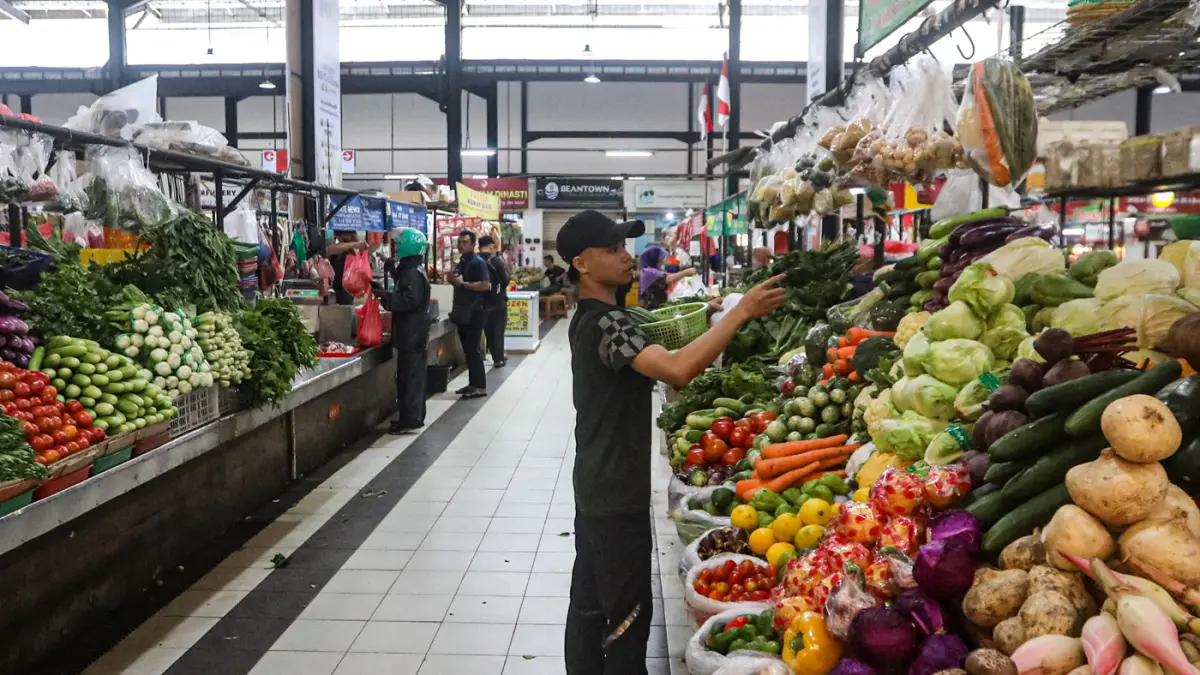Warga berbelanja kebutuhan pokok di salah satu pasar modern di Bintaro, Tangerang Selatan, Banten, Selasa (31/3/2026). (Salman Toyibi/Jawa Pos)