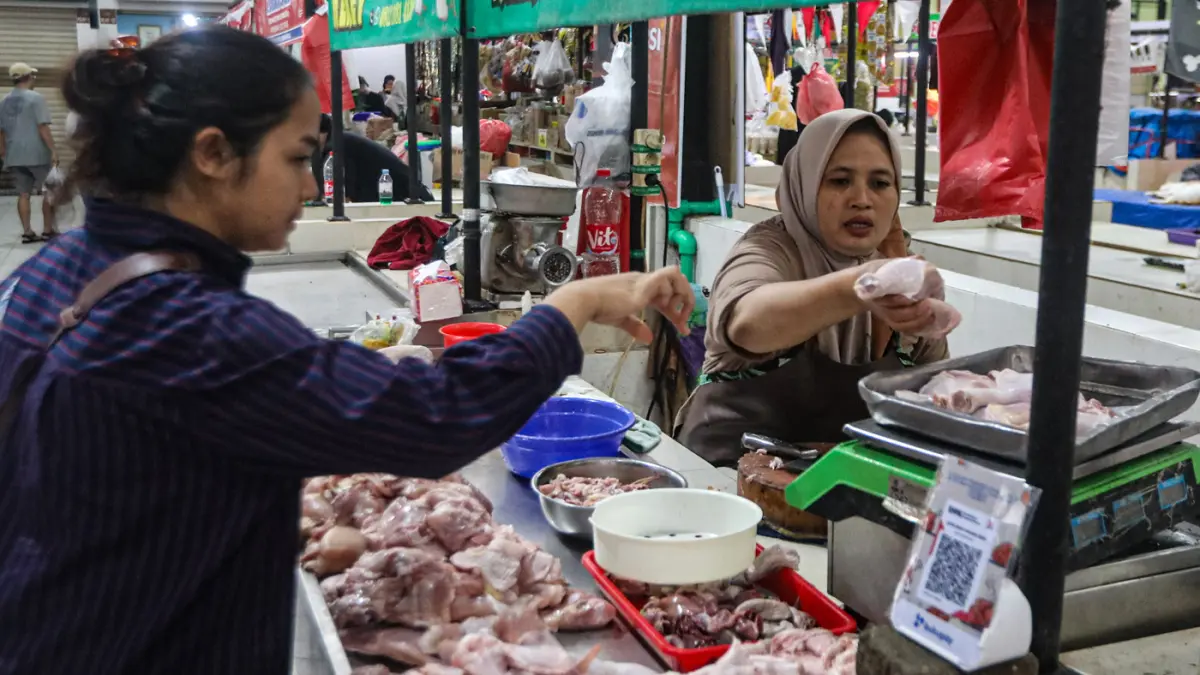 Warga berbelanja kebutuhan pokok di salah satu pasar modern di Bintaro, Tangerang Selatan, Banten, Selasa (31/3/2026). (Salman Toyibi/Jawa Pos)