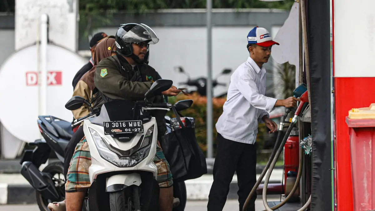 Warga membeli Bahan Bakar Minyak (BBM) di salah satu SBPU di Depok, Jawa Barat, Selasa (31/3/2026). (Salman Toyibi/Jawa Pos)