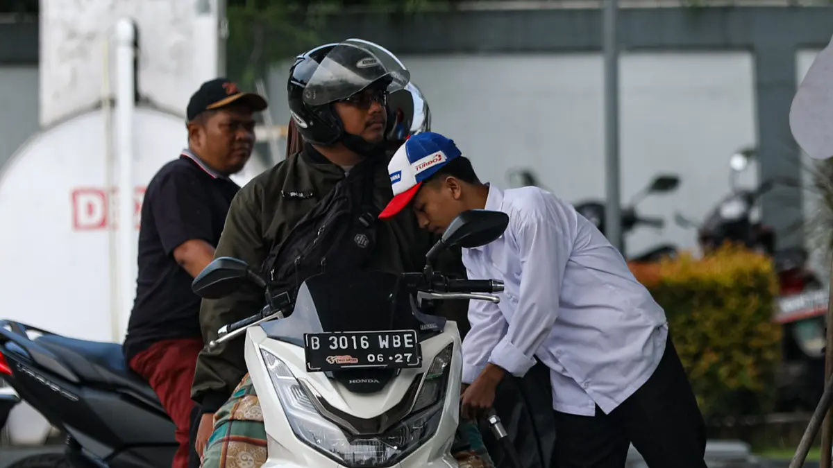 Warga membeli Bahan Bakar Minyak (BBM) di salah satu SBPU di Depok, Jawa Barat, Selasa (31/3/2026). (Salman Toyibi/Jawa Pos)