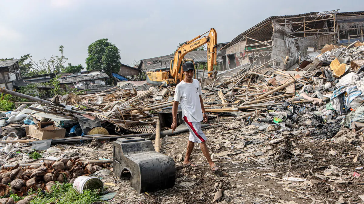 Alat berat meratakan bangunan rumah milik warga di Kalideres, Jakarta, Rabu (01/04/2026). Pemerintah Kota Jakarta Barat merelokasi 128 KK yang terdampak pembukaan lahan pemakaman. (Hanung Hambara/Jawa Pos)