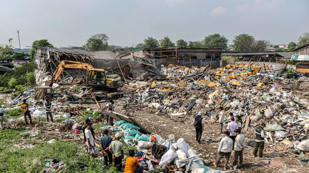 Alat berat meratakan bangunan rumah milik warga di Kalideres, Jakarta, Rabu (01/04/2026). Pemerintah Kota Jakarta Barat merelokasi 128 KK yang terdampak pembukaan lahan pemakaman. (Hanung Hambara/Jawa Pos)