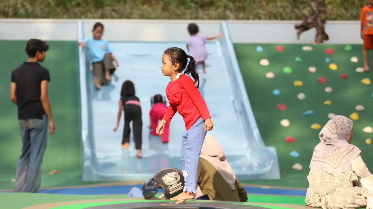 Anak-anak bermain di Taman Bendera Pusaka, Kebayoran Baru, Jakarta, Rabu (1/4/2026). (Dery Ridwansah/ JawaPos.com)
