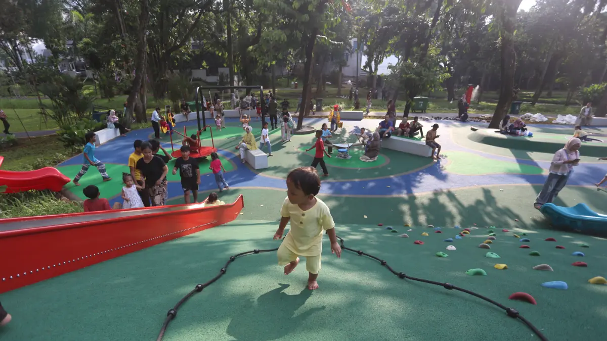 Anak-anak bermain di Taman Bendera Pusaka, Kebayoran Baru, Jakarta, Rabu (1/4/2026). (Dery Ridwansah/ JawaPos.com)