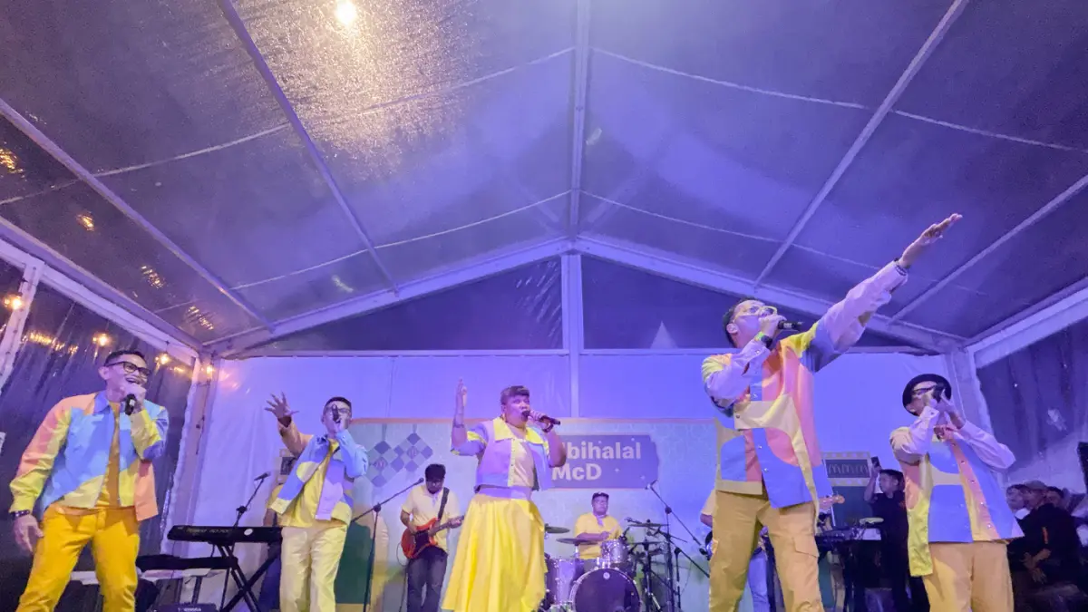 Band Project Pop meramaikan Open House Idul Fitri di McDonald's Cibinong, Jawa Barat.