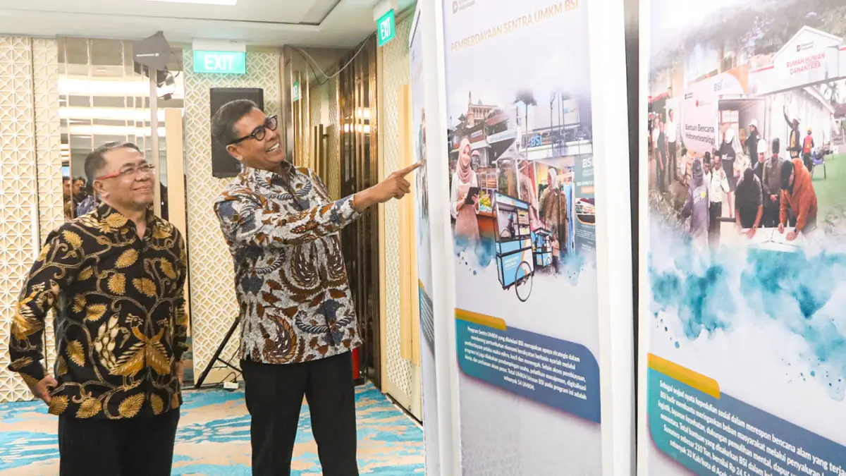 Direktur Utama BSI Anggoro Eko Cahyo (kanan) bersama Ketua BAZNAS Sodik Mudjahid (kiri) melihat program pemberdayaan zakat BSI di BSI The Tower, Jakarta, Rabu (1/4/2026). (Salman Toyibi/Jawa Pos)