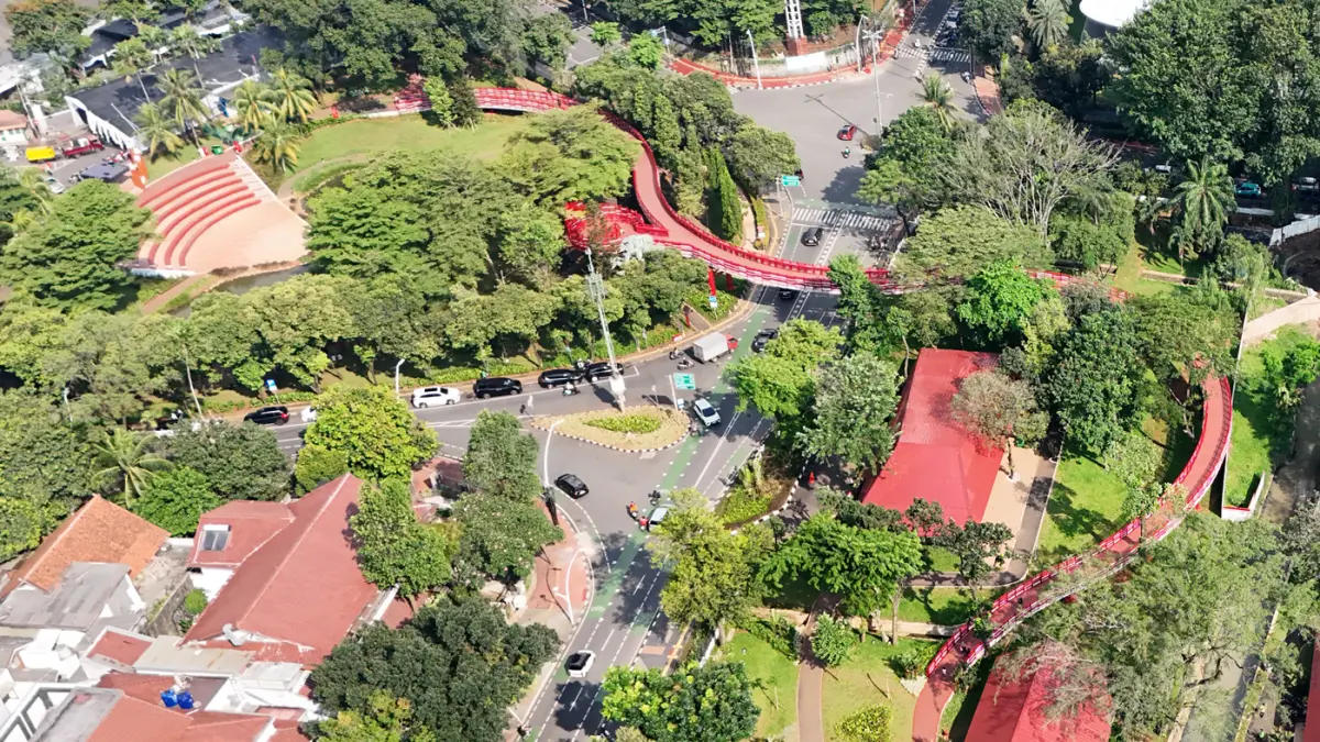Foto udara Jembatan Merah Putih di Taman Bendera Pusaka, Kebayoran Baru, Jakarta, Rabu (1/4/2026). (Dery Ridwansah/ JawaPos.com)