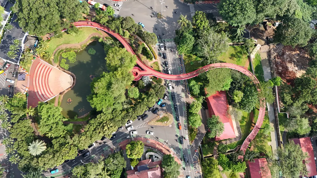 Foto udara Jembatan Merah Putih di Taman Bendera Pusaka, Kebayoran Baru, Jakarta, Rabu (1/4/2026). (Dery Ridwansah/ JawaPos.com)