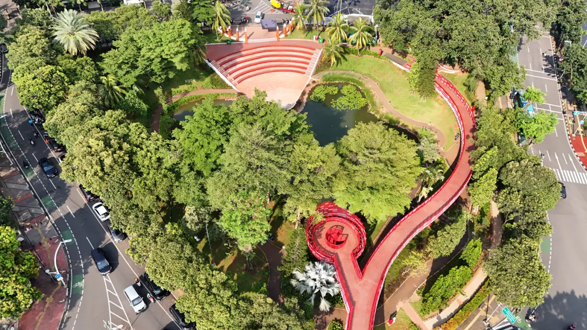 Foto udara Jembatan Merah Putih di Taman Bendera Pusaka, Kebayoran Baru, Jakarta, Rabu (1/4/2026). (Dery Ridwansah/ JawaPos.com)